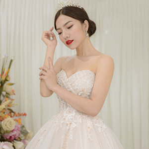 Váy cưới màu hồng nhạt