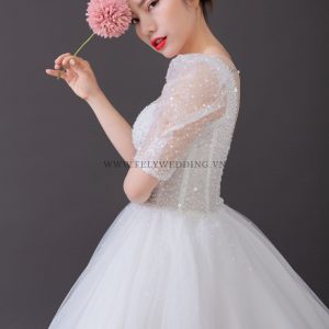 Váy cưới tay lỡ cổ vuông tim