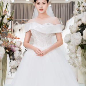 Váy cưới trễ vai ngang đính pha lê và ngọc trai