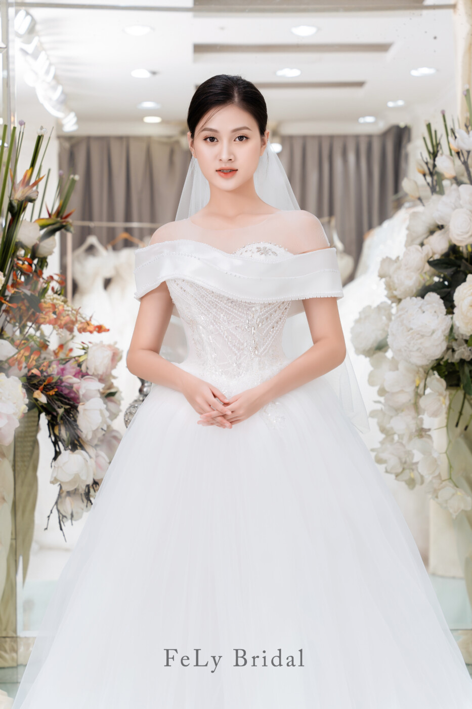 Đẹp hững hờ váy cưới trắng tinh hoa trễ vai  PHƯƠNGs bridal