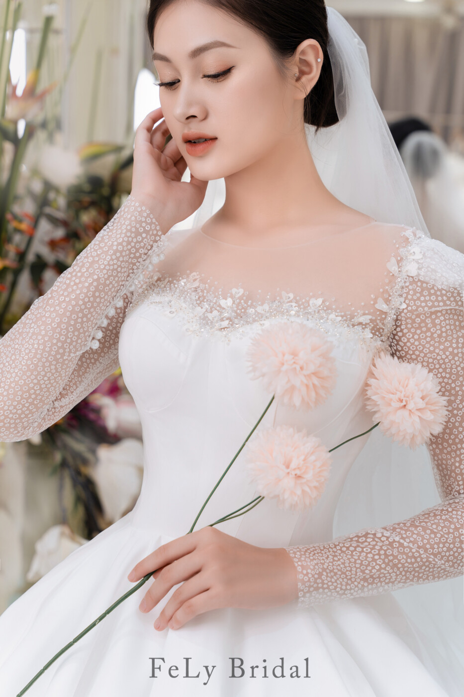 Váy cưới trơn kết hợp ren hoa lan