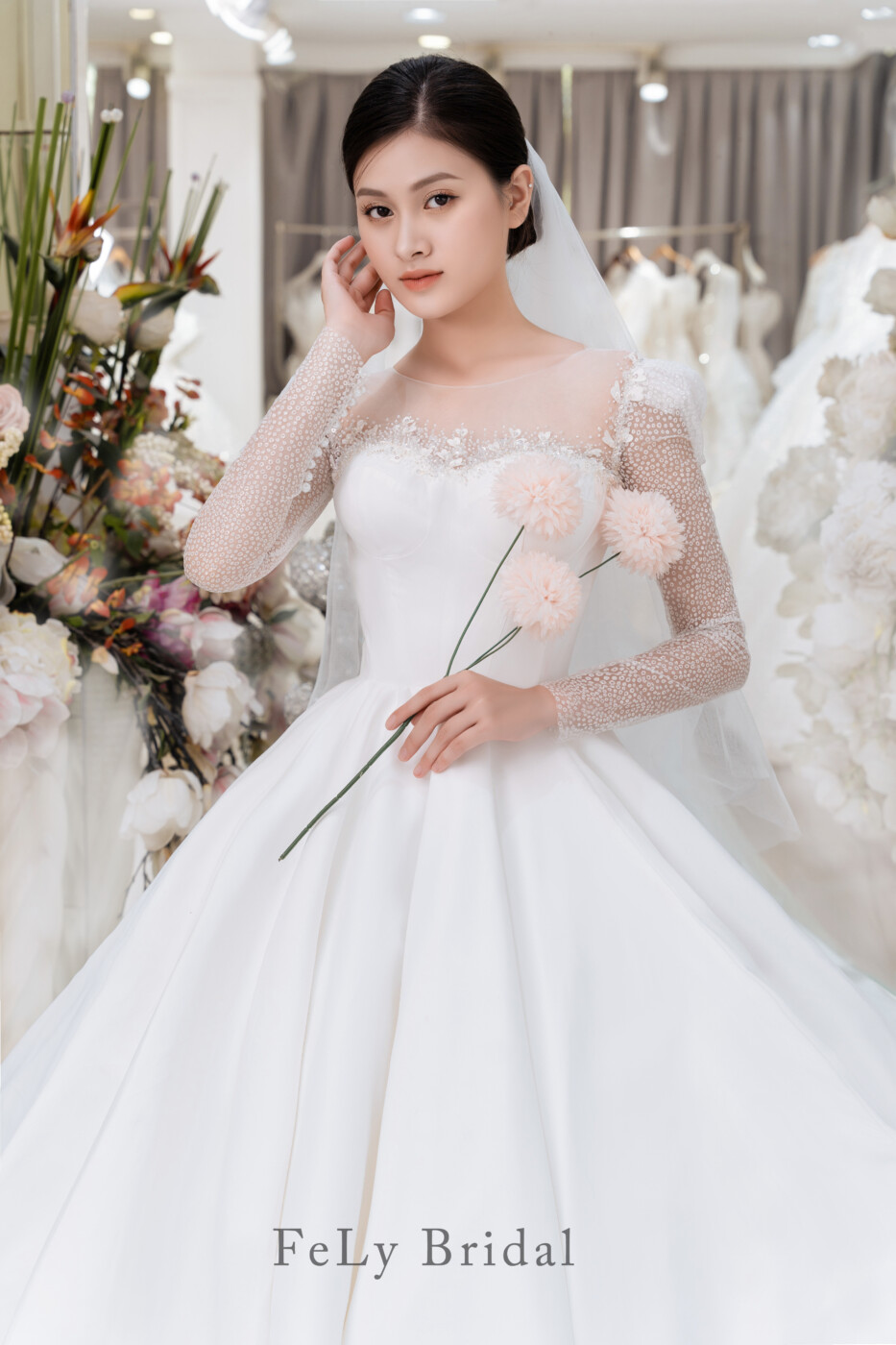Váy cưới trơn kết hợp ren hoa lan