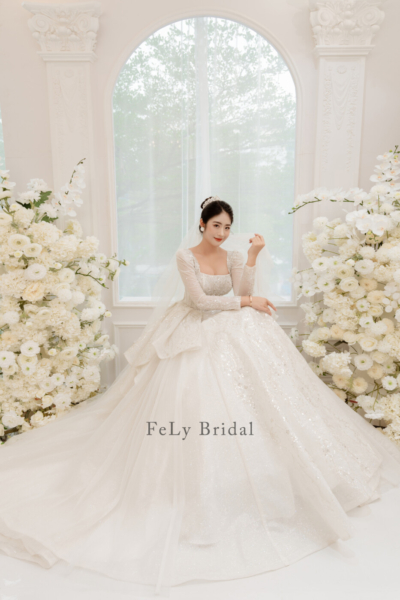Chụp ảnh ở Huế - 🥰Váy cưới dòng luxury, màu trắng, form dáng công chúa xòe  rộng, phù hợp với cô dâu có thân hình hơi tròn, vai đô có bắp tay