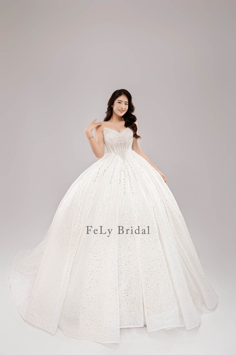 100+] Bộ ảnh cô dâu đơn xinh đẹp cùng những bộ váy cưới lộng lẫy nhất