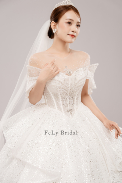 Váy cưới bồng tầng trễ vai của FELY BRIDAL rất dễ kết hợp