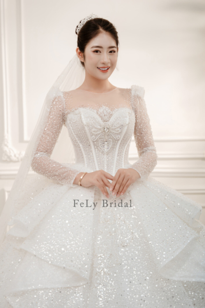 Váy cổ vuông tay dài của FELY BRIDAL
