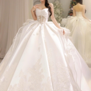 Váy Cưới Sẻ Ngực Tinh Tế