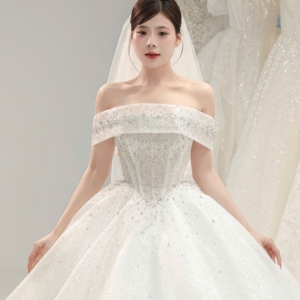Váy cưới công chúa trễ vai đính đá