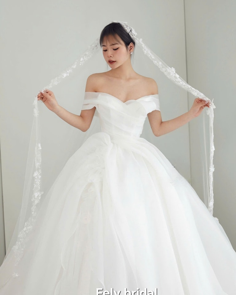 Váy Cưới Công Chúa Trễ Vai Ren Voan Thanh Lịch