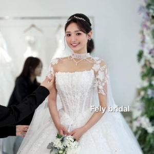 Váy Cưới Cúp Ngực Tùng Phồng Đính Ren