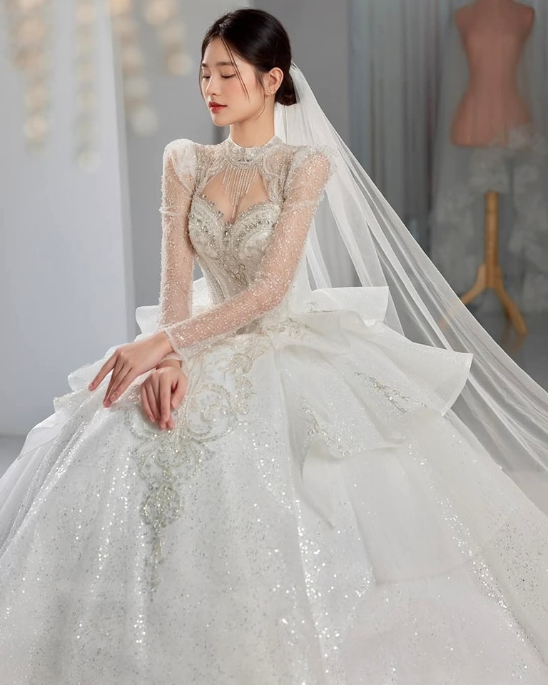 Khoét ngực đính đá – Gợi cảm đúng mực, nổi bật đầy tinh tế