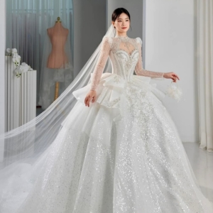 Váy cưới tầng bồng đính đá sang trọng