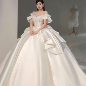 Váy cưới trễ vai tay bồng phong cách hiện đại