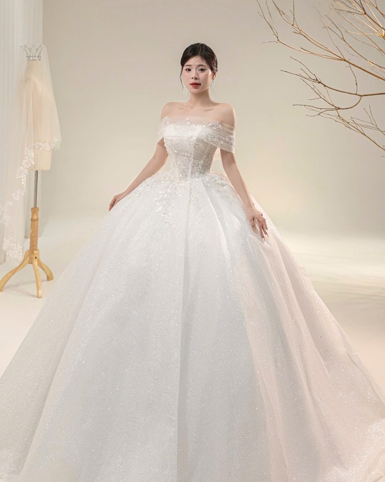 vay cuoi tre vai trang tinh khoi dang xoe (6)