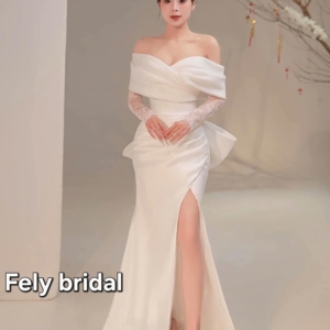 Váy cưới trễ vai xẻ tà sang trọng