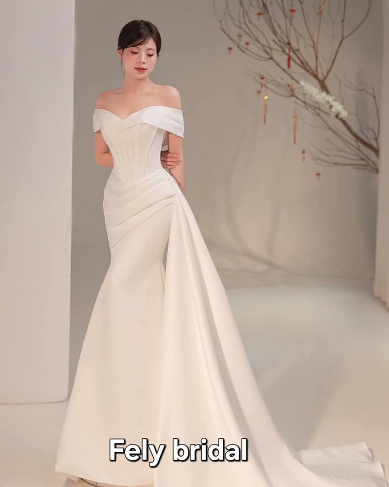 Váy cưới trễ vai xẻ tà sang trọng Váy cưới trễ vai xẻ tà sang trọng