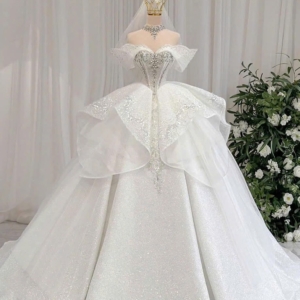 Váy cưới xòe bồng cổ cao đính đá thanh lịch