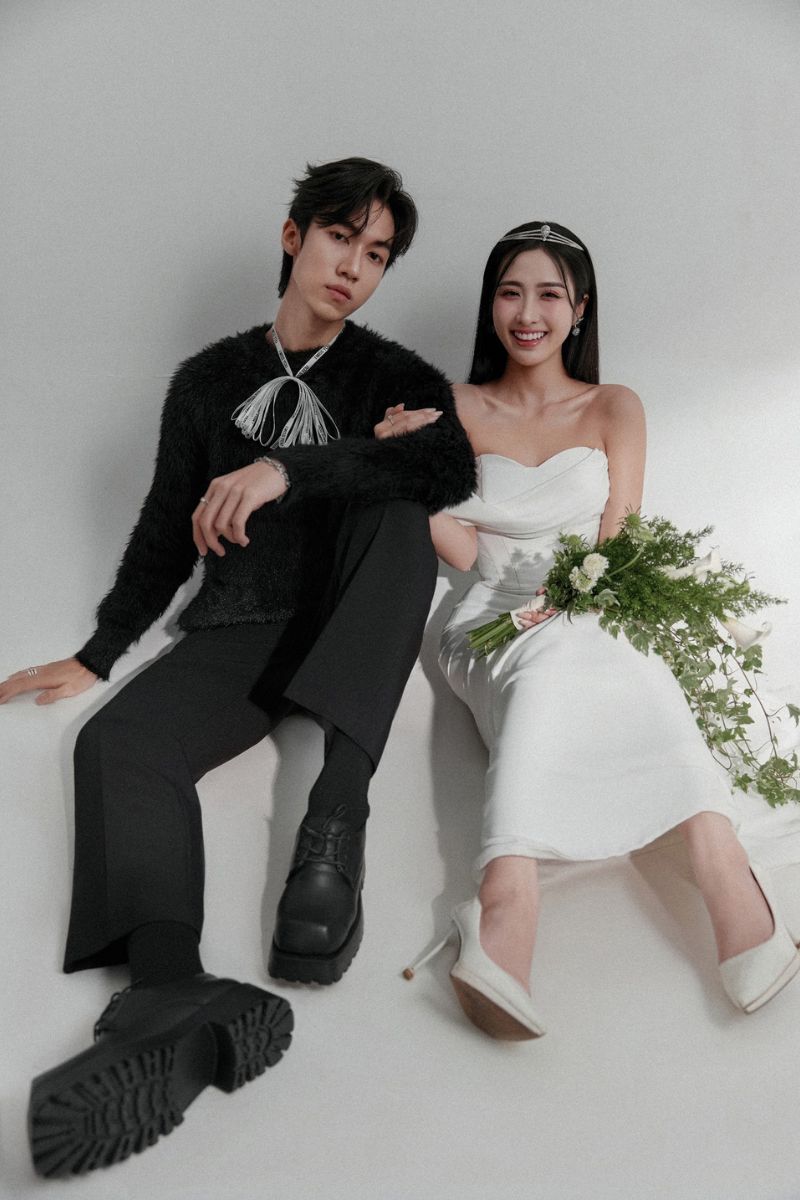 Dáng ngồi gần nhau, tay chạm nhẹ