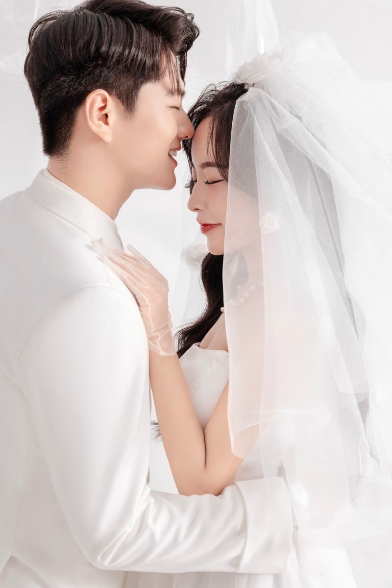 Chú rể hôn nhẹ lên trán