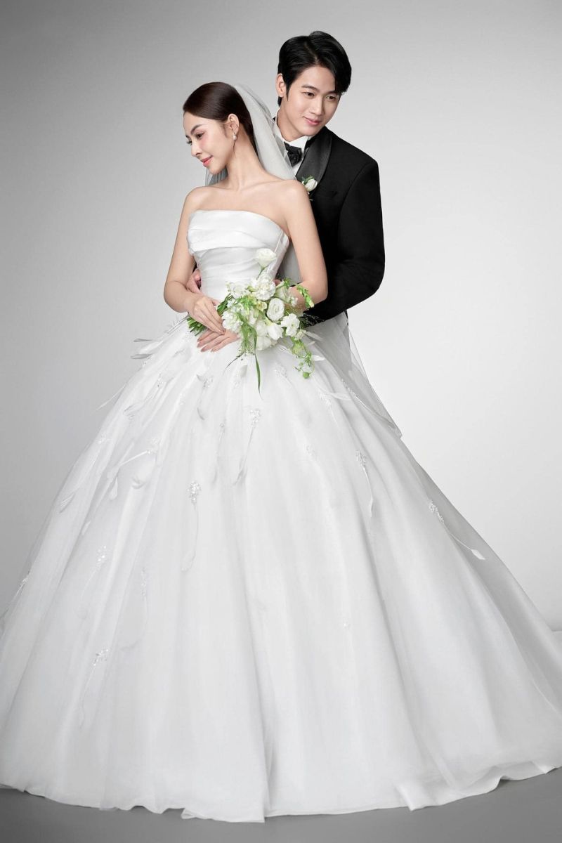 Chú rể ôm nhẹ từ phía sau