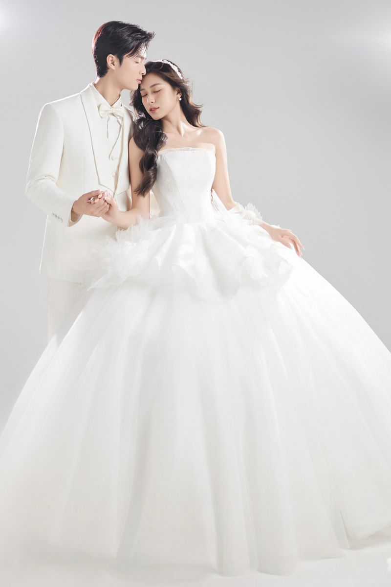 Cô dâu tựa đầu vào vai chú rể