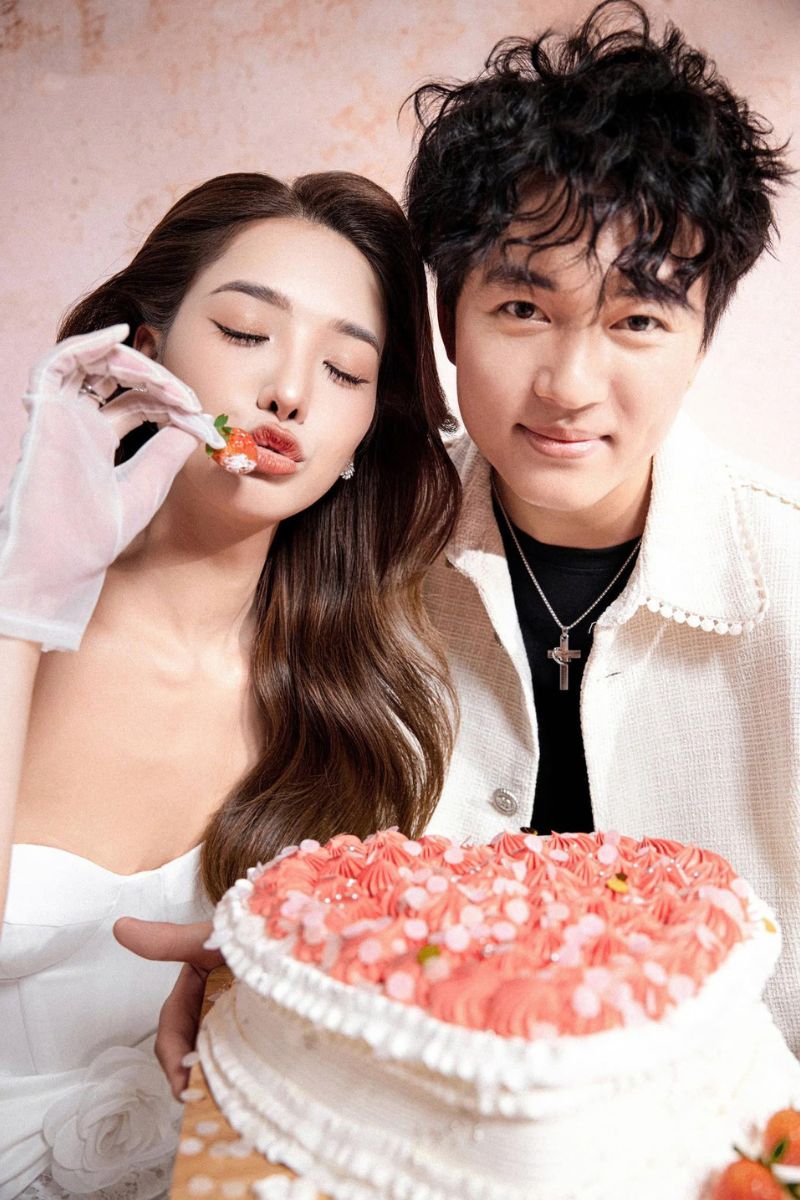 Cô dâu tựa nhẹ lên vai chú rể