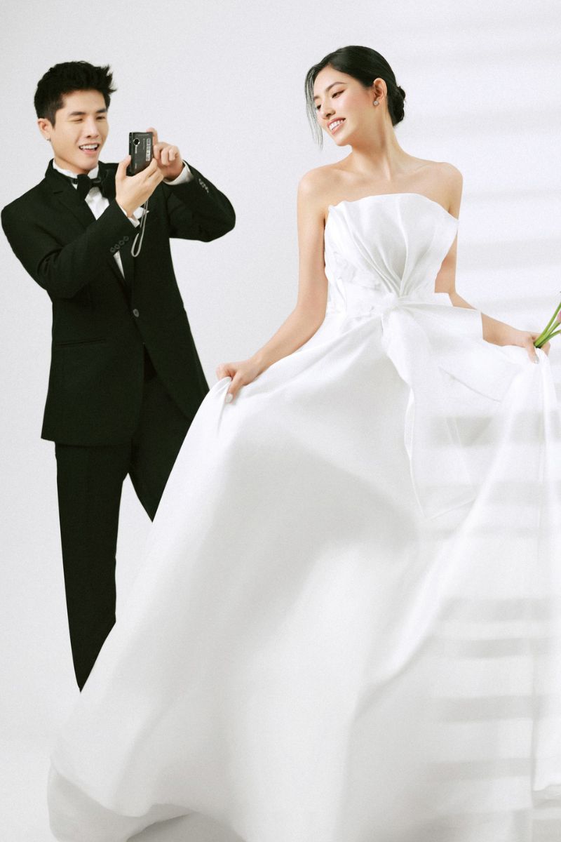 Cô dâu xoay váy, chú rể đứng nhìn