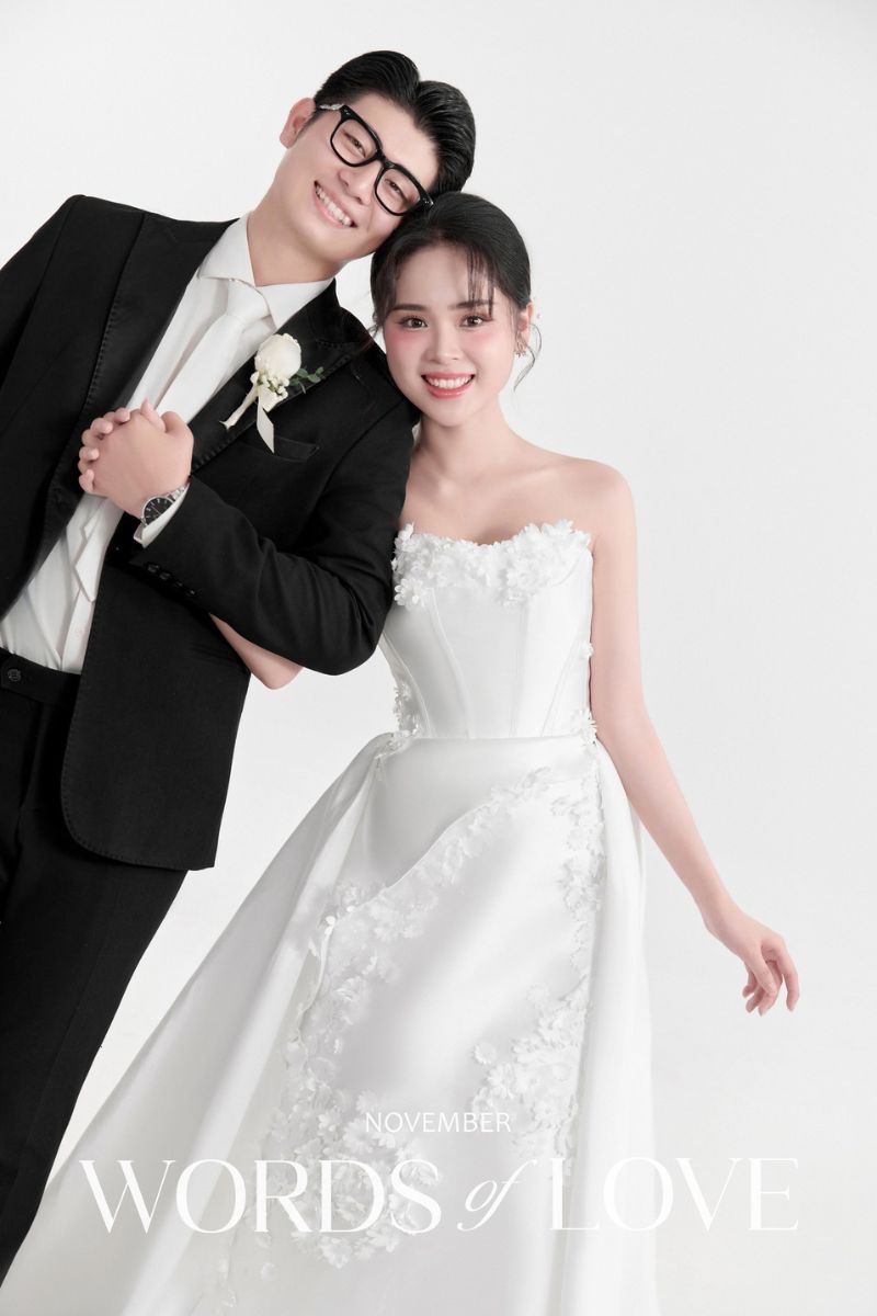 Nắm tay nhau nhìn thẳng máy ảnh