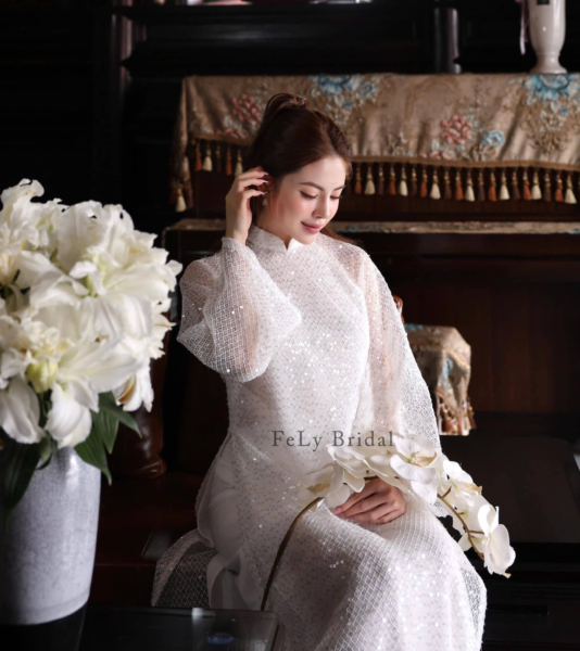 Áo dài cưới kim tuyến cổ điển dáng suông