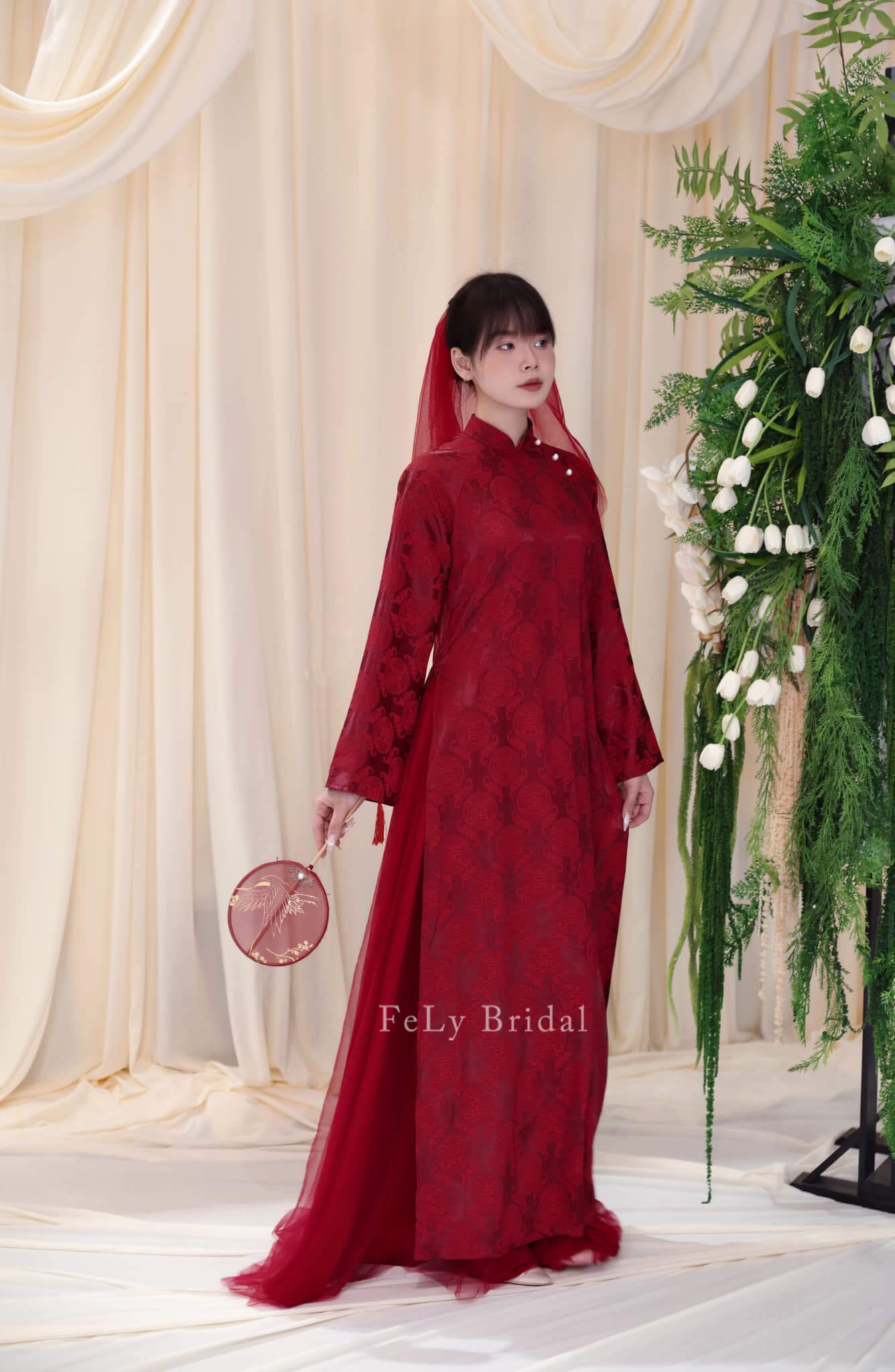 Áo dài gấm đỏ hoàng kim cổ điển