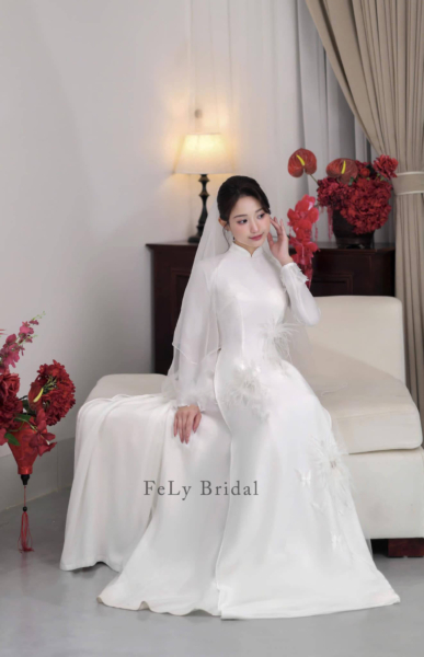 Áo dài lụa điểm bướm hoa ẩn sắc
