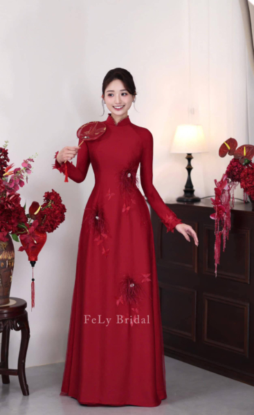 Áo dài lụa điểm bướm hoa ẩn sắc