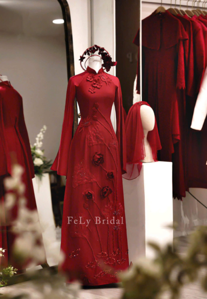 Áo dài lụa đỏ thêu hoa nổi 3D