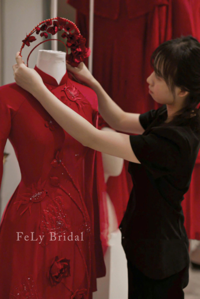 Áo dài lụa đỏ thêu hoa nổi 3D