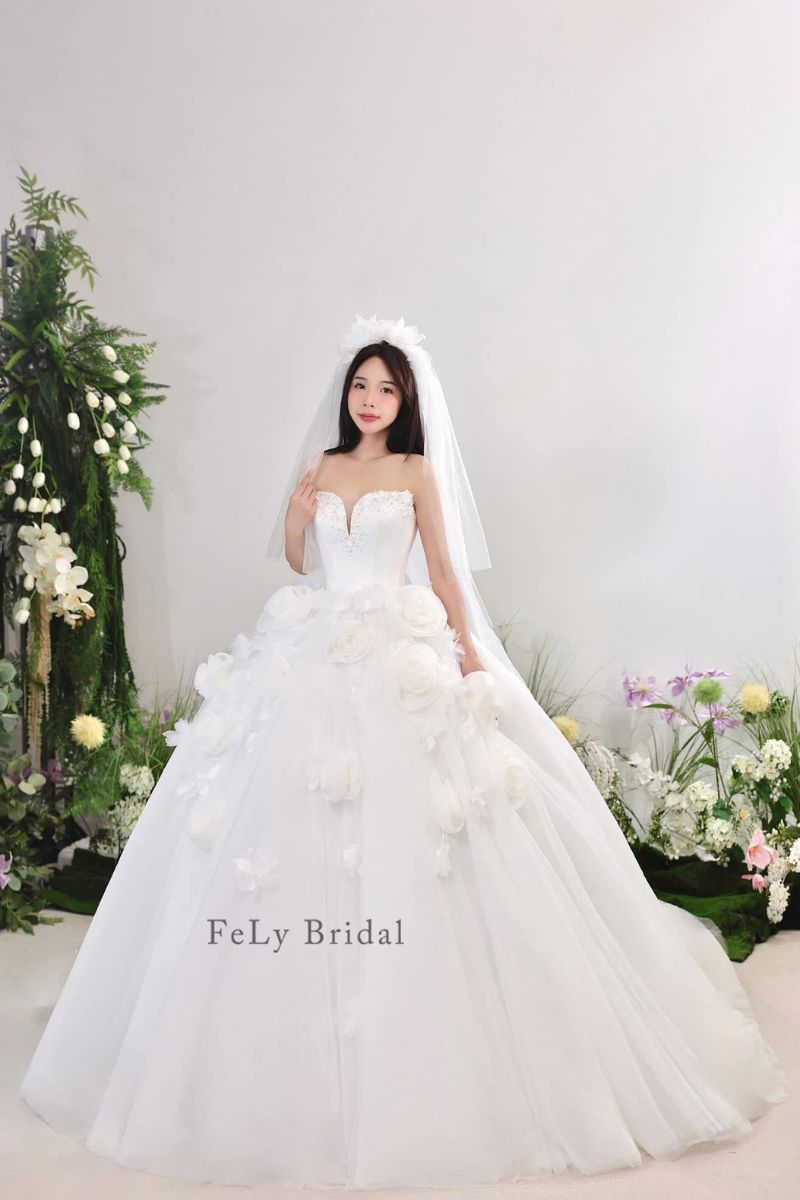 Váy cưới công chúa cúp ngực hoa 3D
