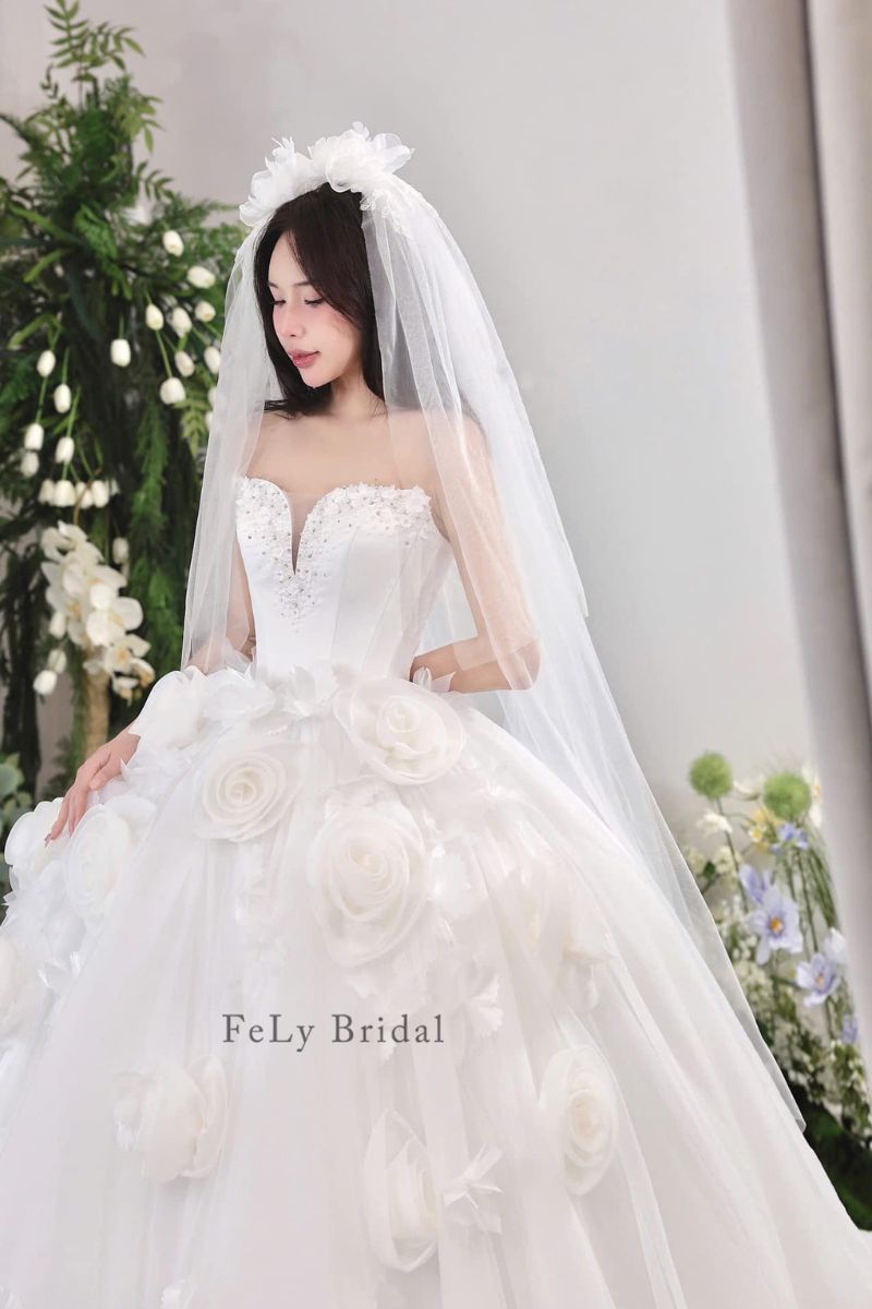 Váy cưới công chúa cúp ngực hoa 3D