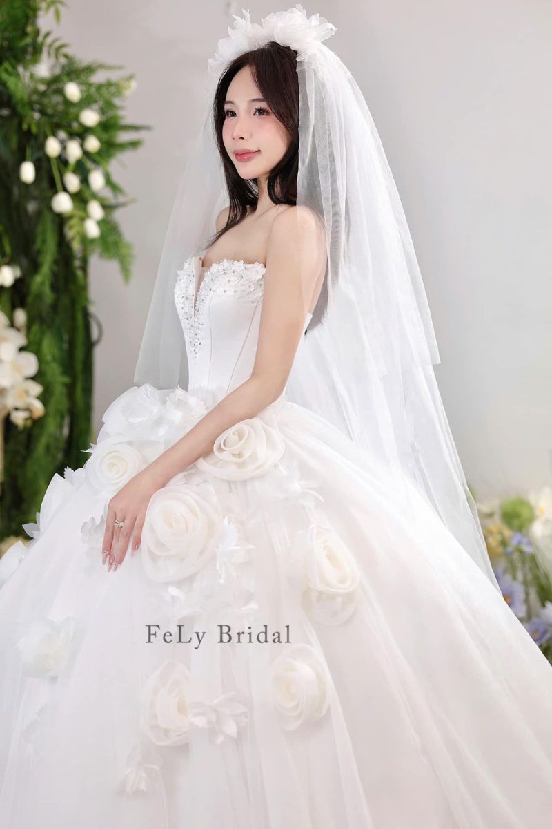 Váy cưới công chúa cúp ngực hoa 3D