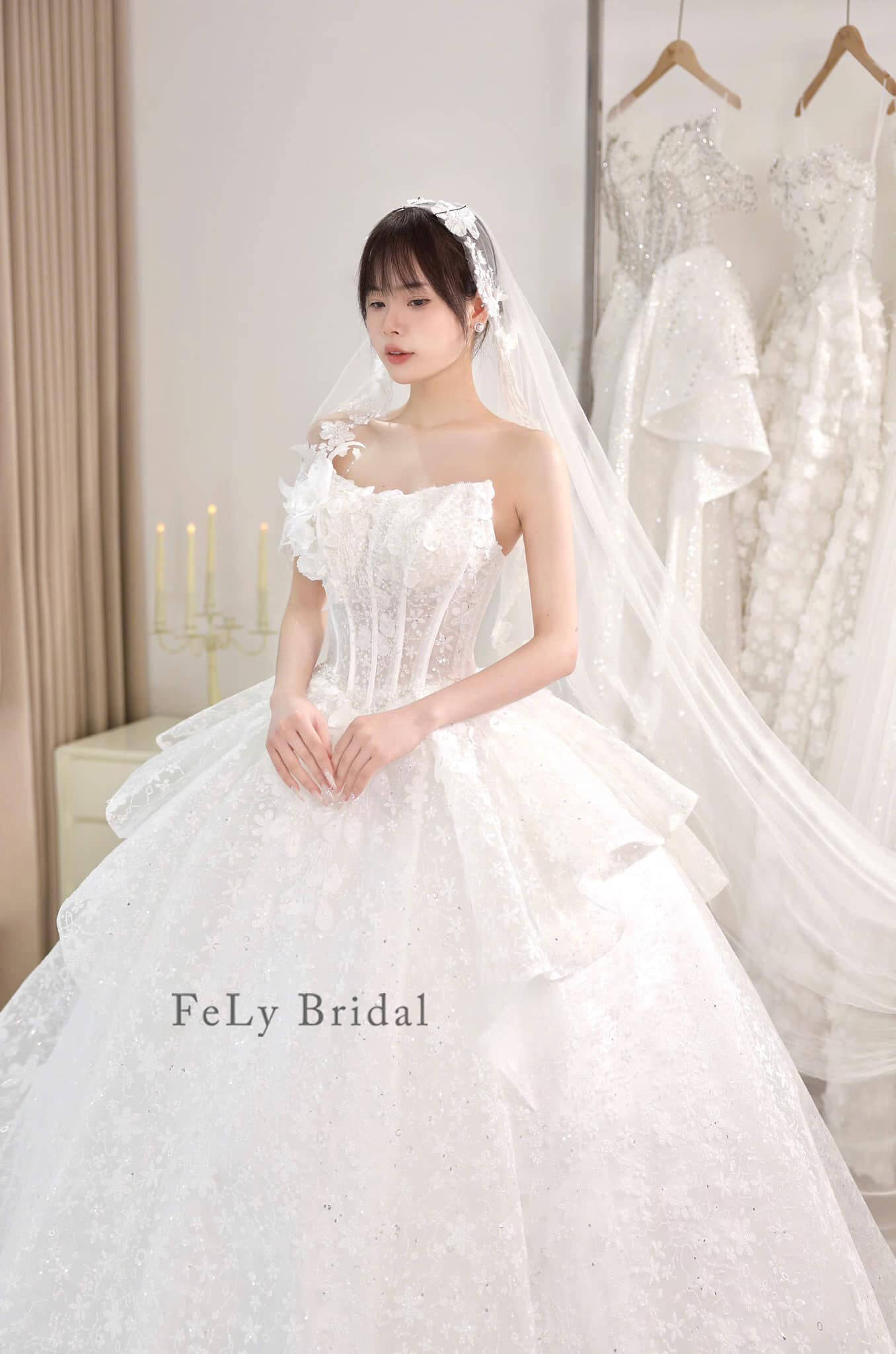 Váy cưới công chúa cúp ngực hoa nghiêng Váy cưới công chúa cúp ngực hoa nghiêng