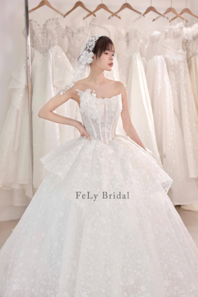 Váy cưới công chúa cúp ngực hoa nghiêng