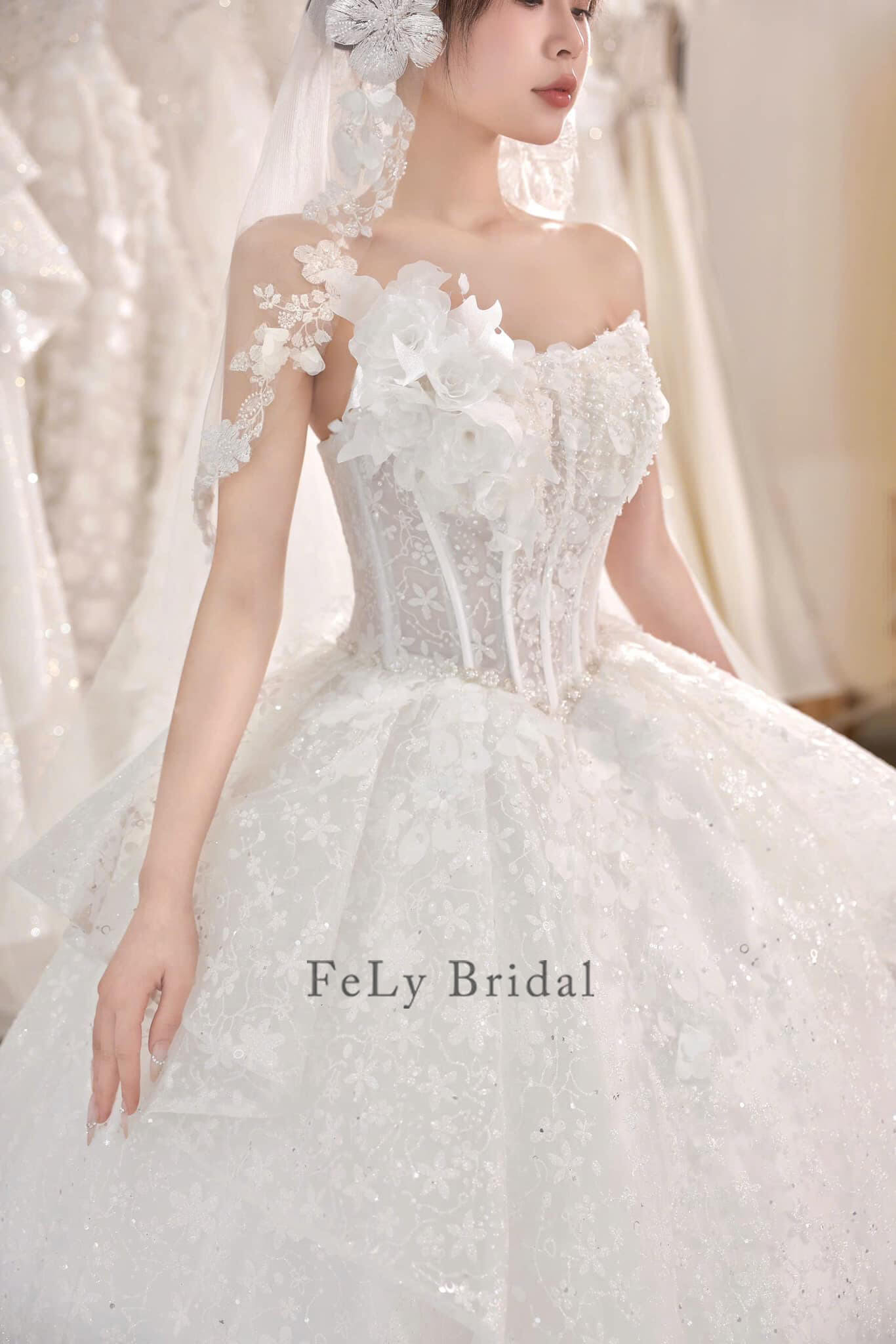 Váy cưới công chúa cúp ngực hoa nghiêng Váy cưới công chúa cúp ngực hoa nghiêng