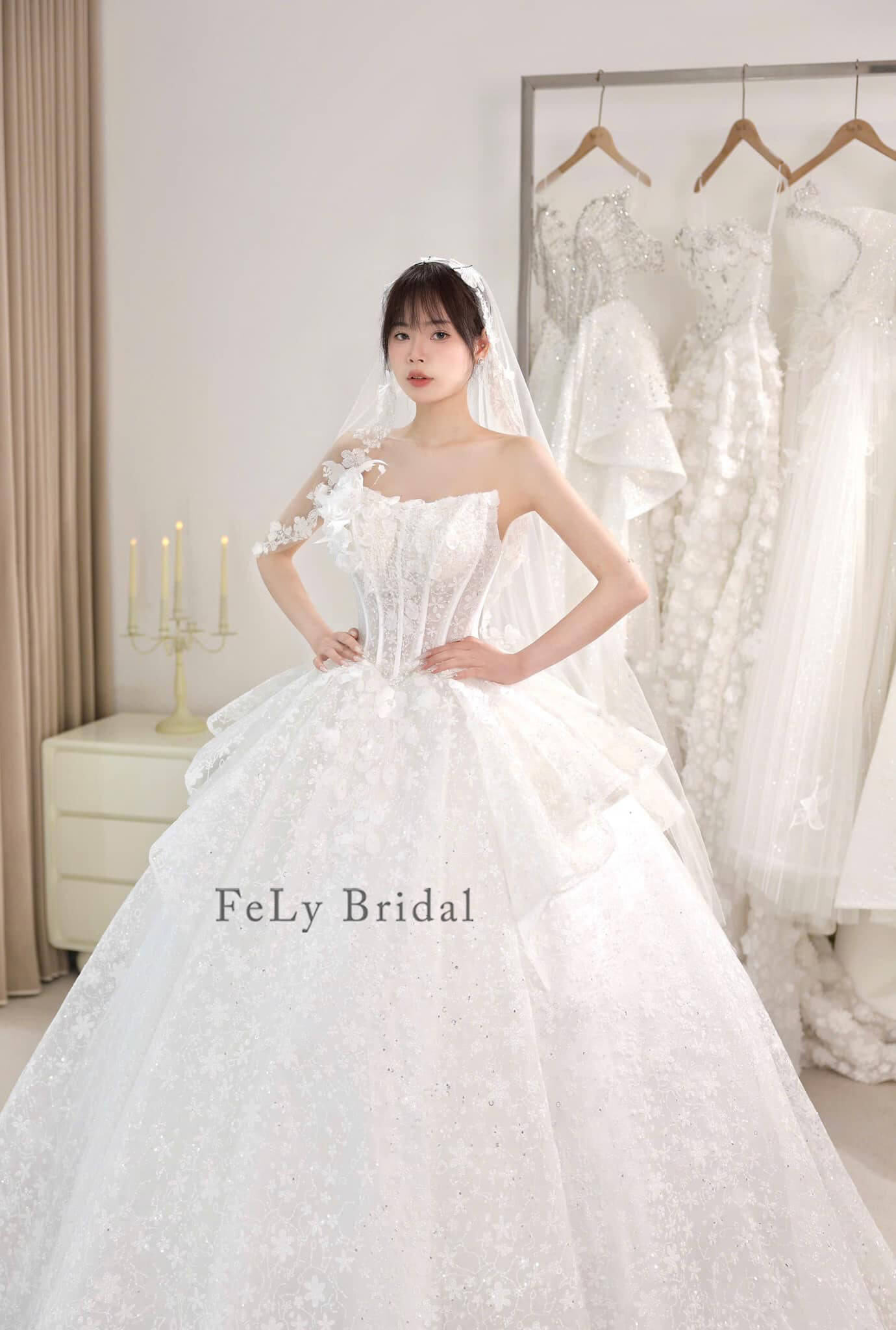 Váy cưới công chúa cúp ngực hoa nghiêng Váy cưới công chúa cúp ngực hoa nghiêng