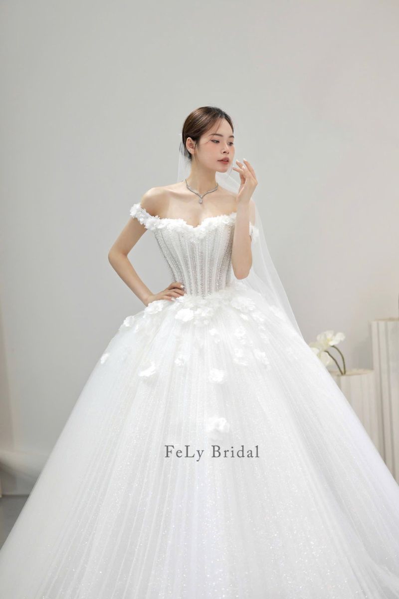 Váy cưới công chúa đính hoa 3D