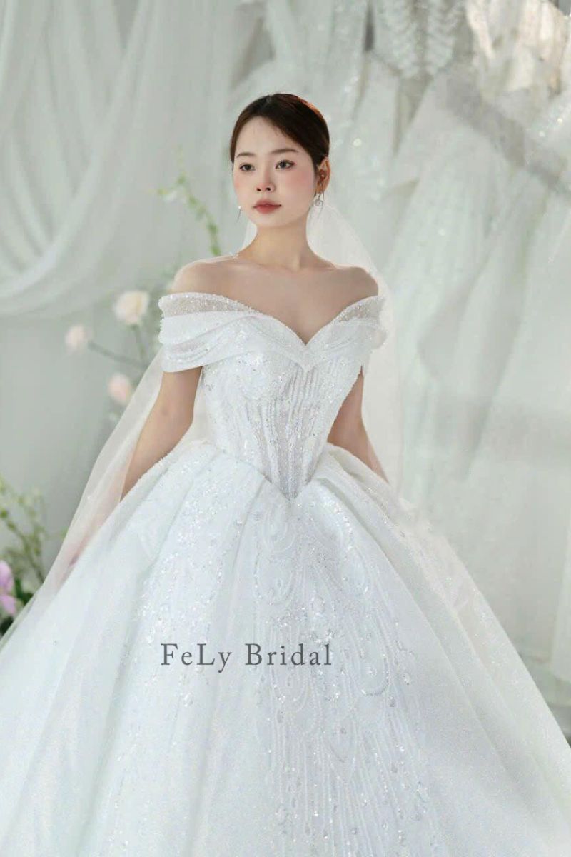 Váy cưới công chúa trễ vai cổ tim
