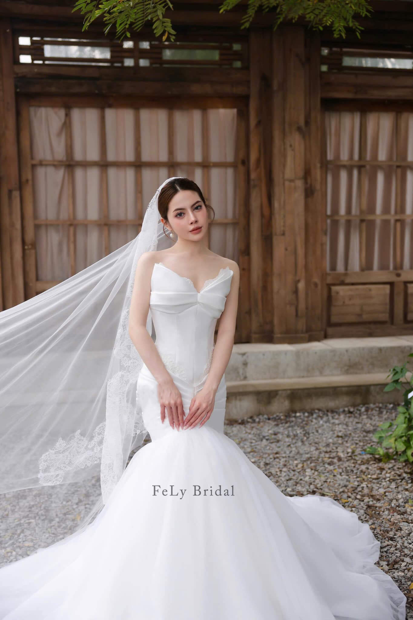 Váy cưới đuôi cá lụa cúp tim quyến rũ Váy cưới đuôi cá lụa cúp tim quyến rũ