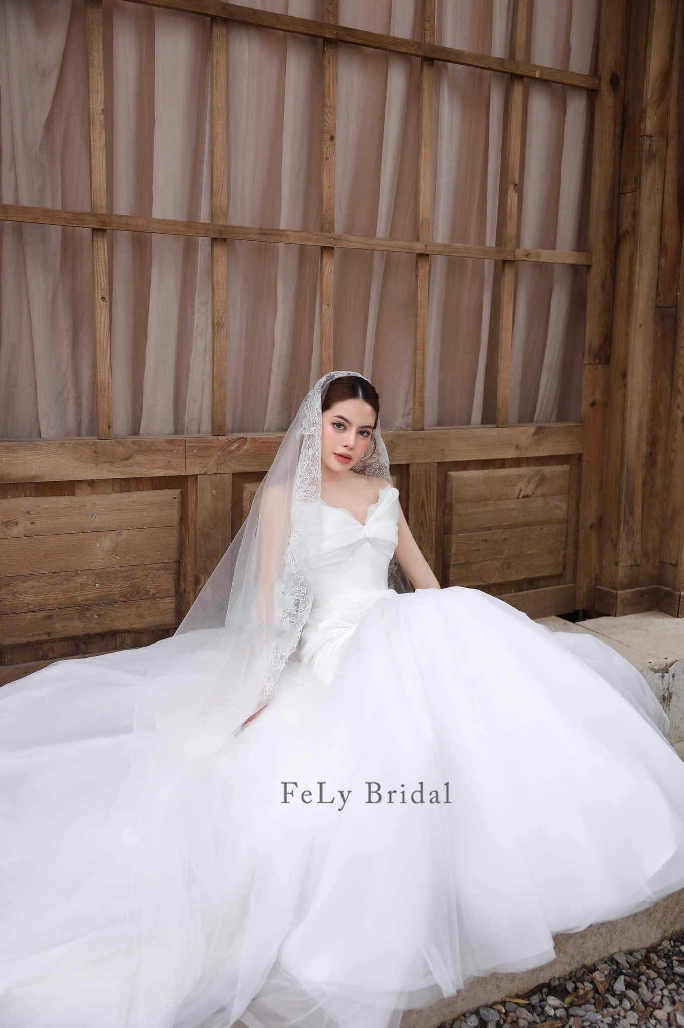 Váy cưới đuôi cá lụa cúp tim quyến rũ Váy cưới đuôi cá lụa cúp tim quyến rũ