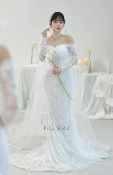 Váy cưới đuôi cá ren tay dài xuyên thấu