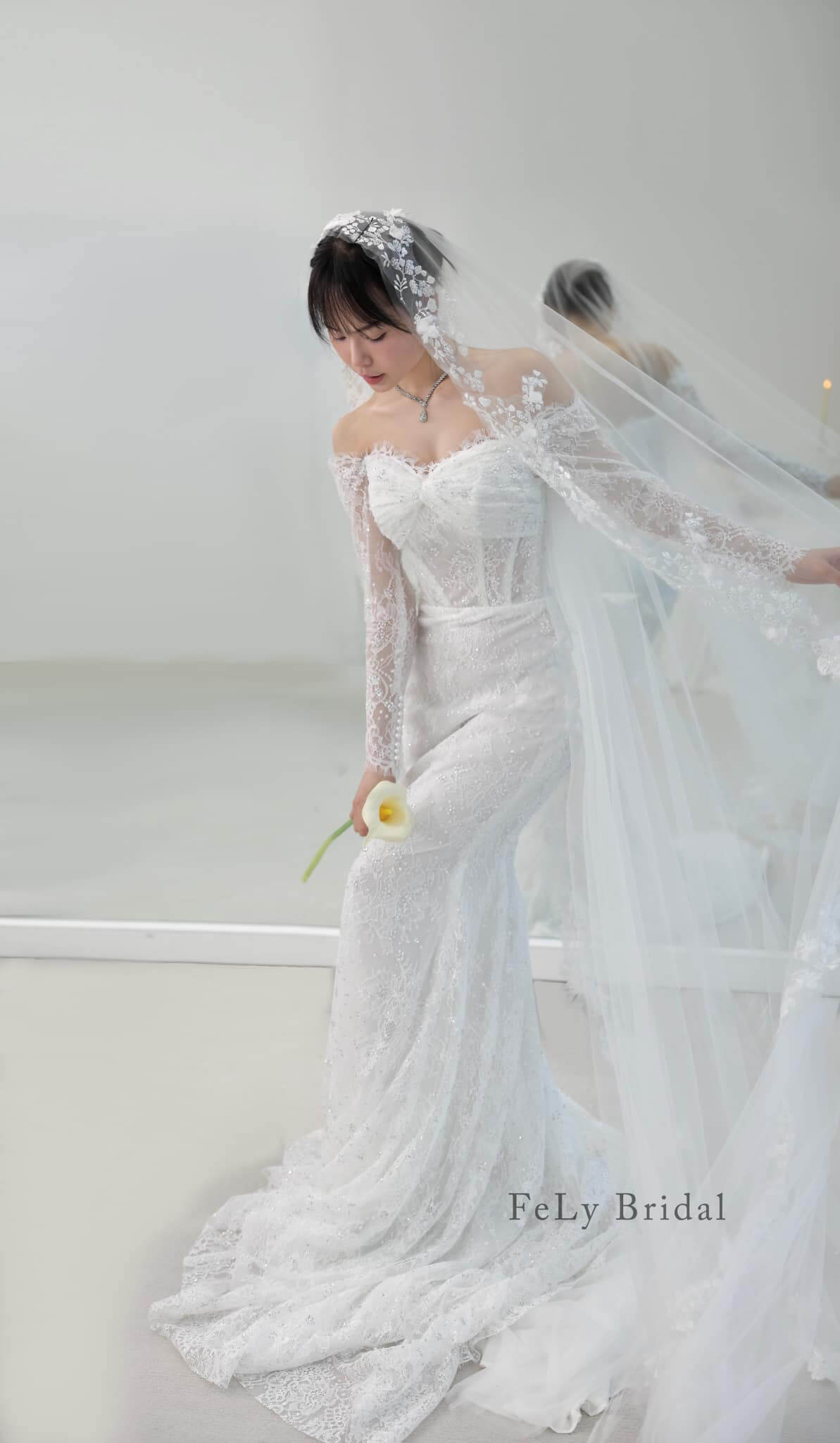 Váy cưới đuôi cá ren tay dài xuyên thấu Váy cưới đuôi cá ren tay dài xuyên thấu