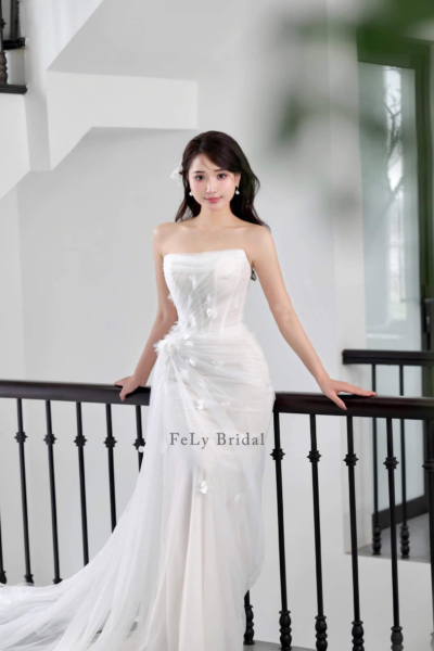 Váy cưới đuôi dài hoa rơi