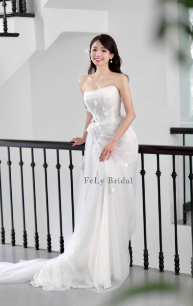 Váy cưới đuôi dài hoa rơi