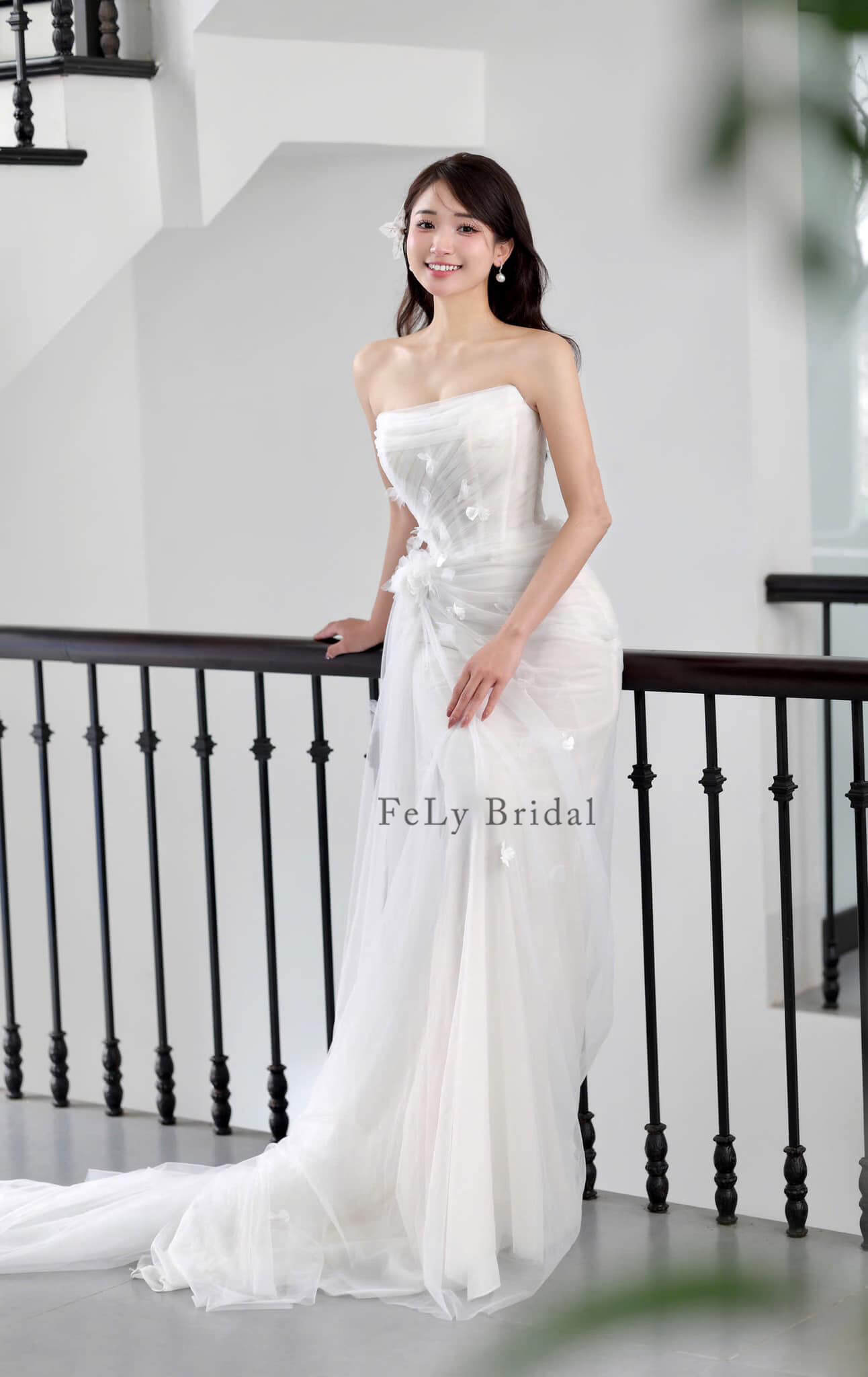 Váy cưới đuôi dài hoa rơi Váy cưới đuôi dài hoa rơi